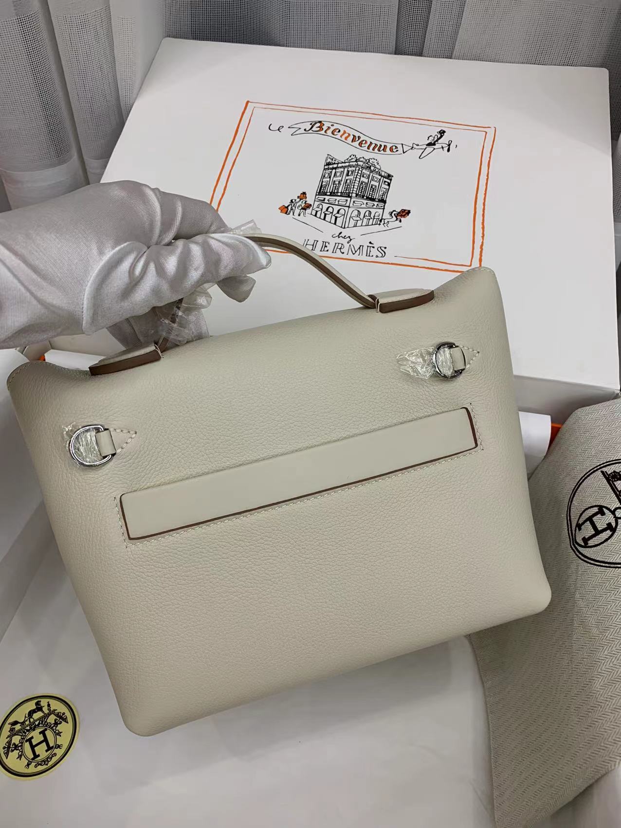 Hermes Kelly Mini 2424 21cm Handbag in Cream White Clemence Leather 